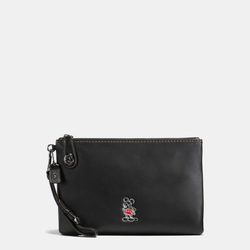 Cartera en negro de la nueva colección cápsula Disney para Coach
