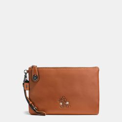Cartera en marrón de la nueva colección cápsula Disney para Coach