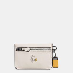 Cartera en blanco de la nueva colección cápsula Disney para Coach