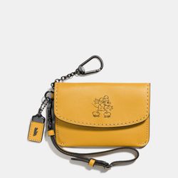 bandolera en mostaza de la nueva colección cápsula Disney para Coach