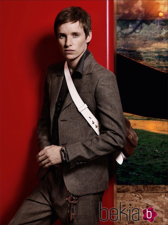 Eddie Redmayne se transforma en imagen de la nueva colección masculina de Otoño/Invierno 2016/2017 de Prada