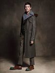 Eddie Redmayne posando para la nueva colección masculina de Otoño/Invierno 2016/2017 de Prada
