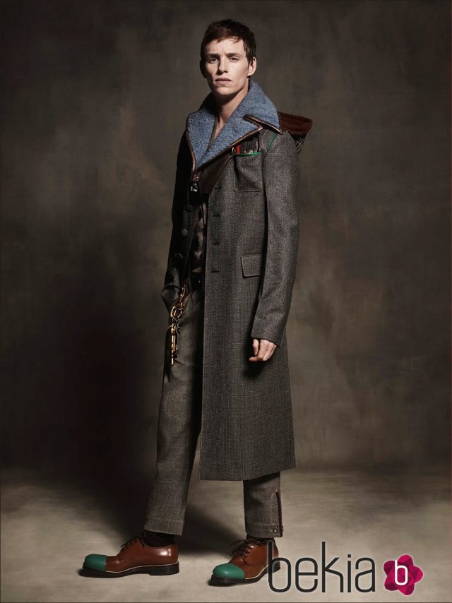 Eddie Redmayne posando para la nueva colección masculina de Otoño/Invierno 2016/2017 de Prada