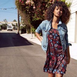 Vestido estampado colorido y chaqueta vaquera de la colección Summer 2016 de H&M