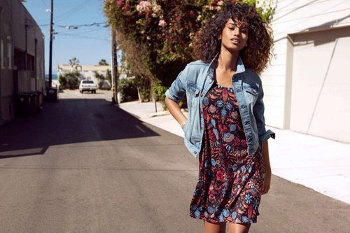Vestido estampado colorido y chaqueta vaquera de la colección Summer 2016 de H&M