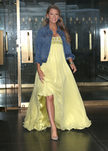 Blake Livey con un vestido extra largo en amarillo