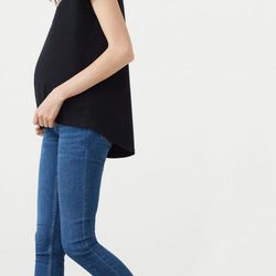 Jeans tiro alto medio denim en negra de la nueva colección Maternity 2016 para Mango