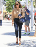 Jessica Alba con un total look casual chic 