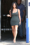Kim Kardashian con un vestido ceñido en verde militar