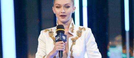 Gigi Hadid con un conjunto de traje chaqueta en blanco con toques dorados