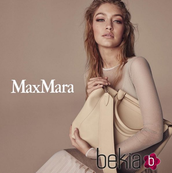 Gigi Hadid posando con un bolso de la colección 'Whitney Bag' de Max Mara Otoño/Invierno 2016