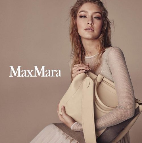 Gigi Hadid posando con un bolso de la colección 'Whitney Bag' de Max Mara Otoño/Invierno 2016