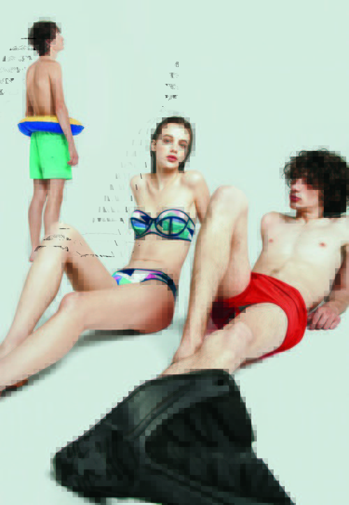 Modelos posando con bikini y bermudas para la nueva campaña 'Swim color' para este verano 2016 de Oysho
