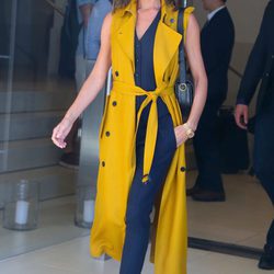 Victoria Beckham con un total look en azul marino y mostaza