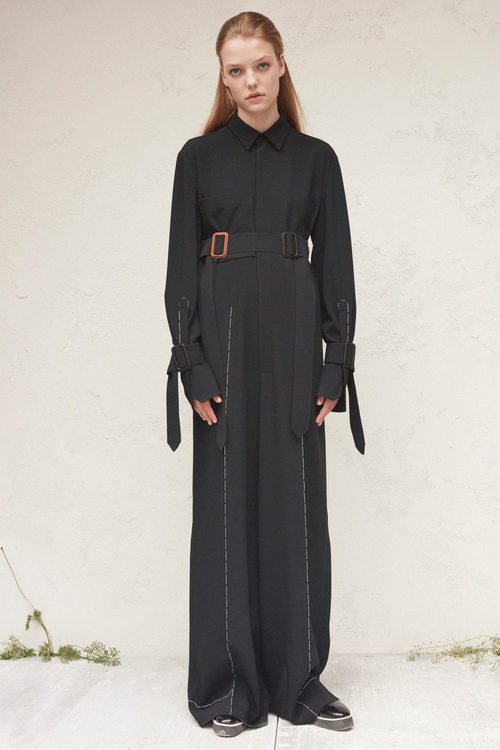 Diseño vestido oscuro para la nueva colección femenina Pre-Spring 2017 de Calvin Klein