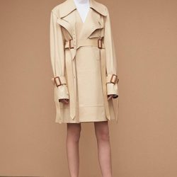 Diseño conjunto marfil para la nueva colección femenina Pre-Spring 2017 de Calvin Klein