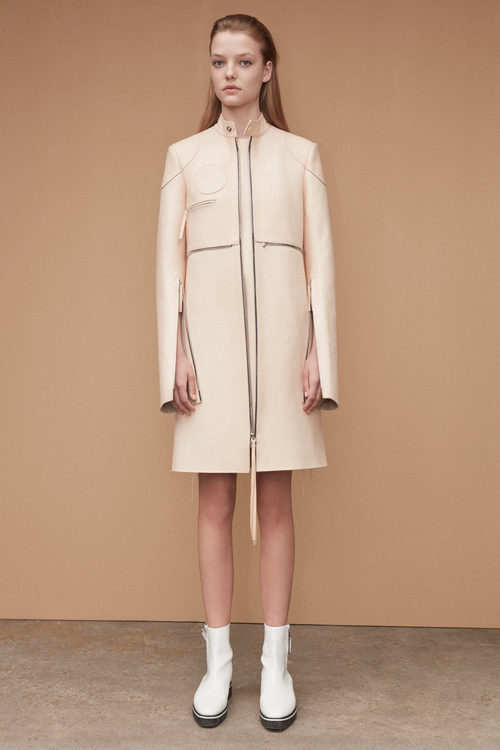 Diseño conjunto corto para la nueva colección femenina Pre-Spring 2017 de Calvin Klein