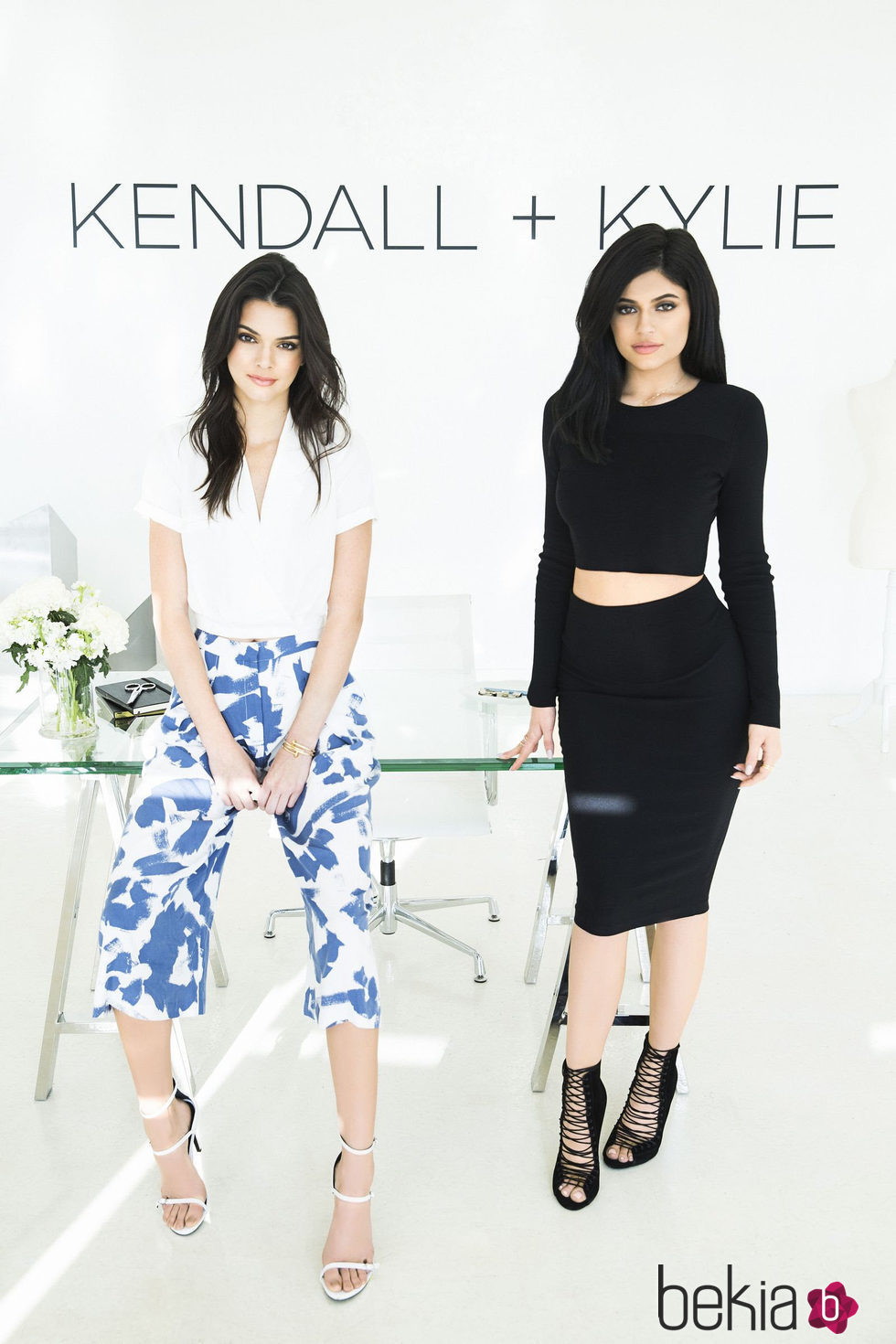 Kendall y Kylie Jenner posando para la inauguración de su firma 'Kendall + Kylie'
