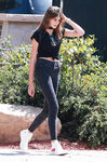 Kaia Gerber con un total look casual en jeans y top oscuros
