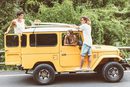 Modelos posando en un 4x4 para la nueva campaña 'The Surf Gang' de Pull and Bear