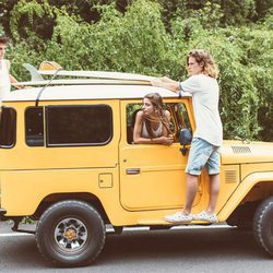 Modelos posando en un 4x4 para la nueva campaña 'The Surf Gang' de Pull and Bear