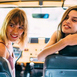 Modelos posando en un coche para la nueva campaña 'The Surf Gang' de Pull and Bear