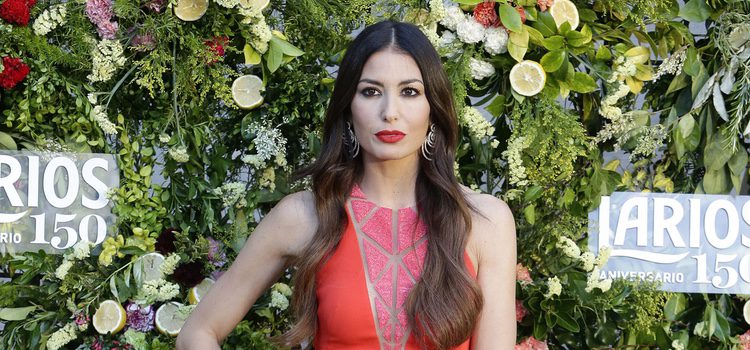 Elisabetta Gregoraci con un vestido ceñido en tono coral