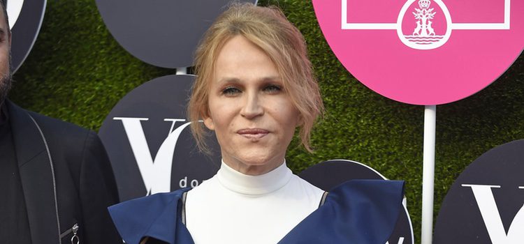 Antonia San Juan con un vestido bicolor en blanco y azul con volantes