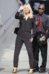 Margot Robbie con un jumpsuit en negro print en lunares