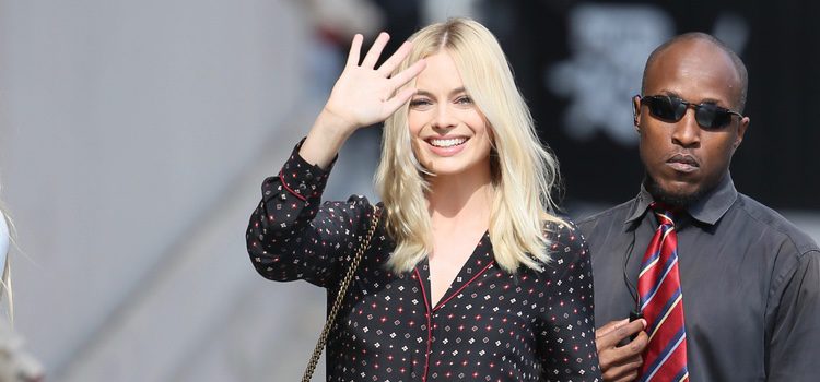 Margot  Robbie con un jumpsuit en negro print en lunares