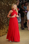 Kylie Minogue con un vestido de escote cruzado en rojo pasión