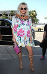 Kesha con un vestido estampado floral en colores
