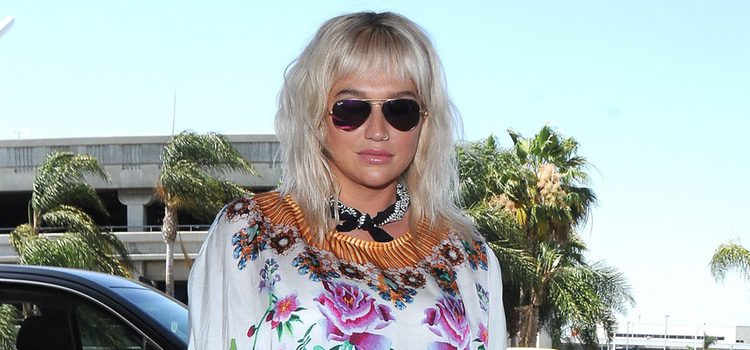 Kesha con un vestido estampado floral en colores
