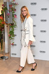 Olivia Palermo con un traje chaqueta estilo lencero