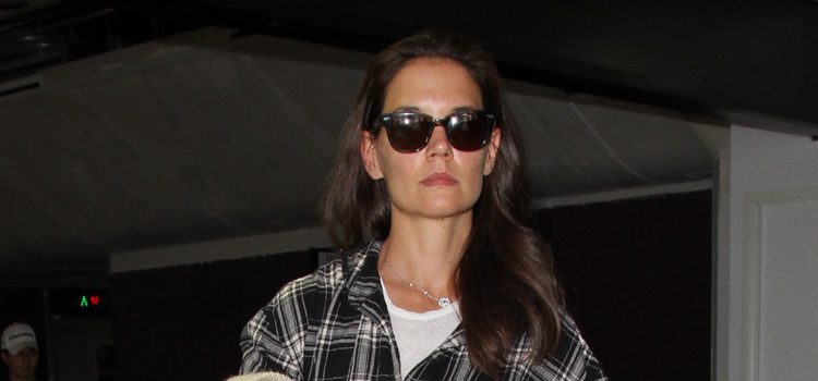 Katie Holmes con una camisa de cuadros y unos pantalones rosas en Los Angeles