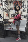 Kylie Jenner con un crop top y un jeans corto de la nueva colección 'Suede Forever Fresh' de Puma