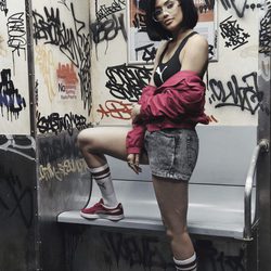 Kylie Jenner con un crop top y un jeans corto de la nueva colección 'Suede Forever Fresh' de Puma