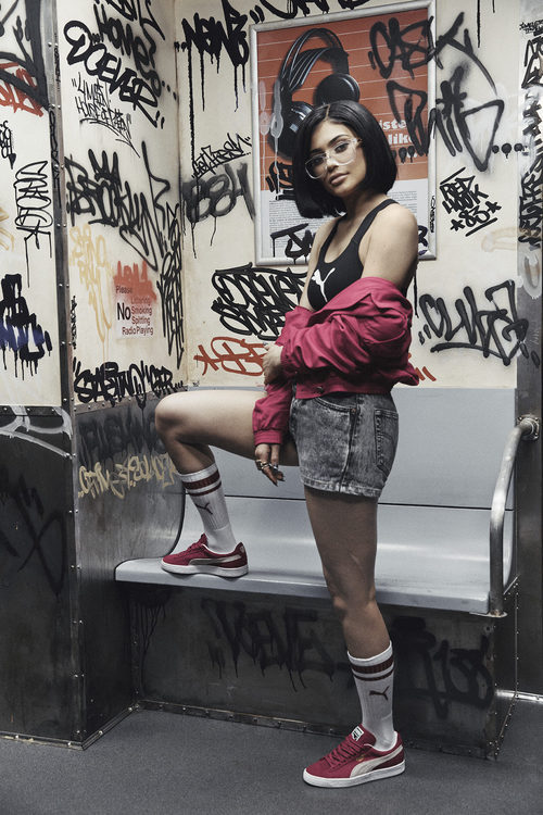 Kylie Jenner con un crop top y un jeans corto de la nueva colección 'Suede Forever Fresh' de Puma