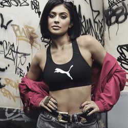 Kylie Jenner con un crop top en su colaboración en la nueva colección 'Suede Forever Fresh' de  Puma