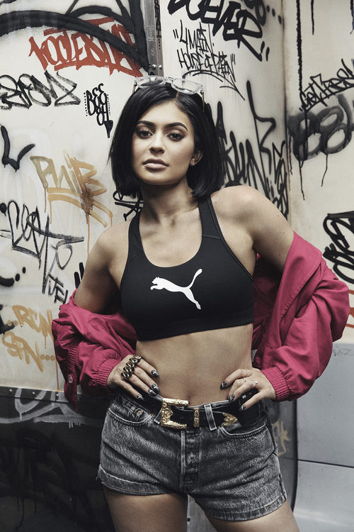 Kylie Jenner con un crop top en su colaboración en la nueva colección 'Suede Forever Fresh' de Puma