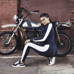 Kylie Jenner con un conjunto azul marino y blanco en la nueva colección 'Suede Forever Fresh' de Puma