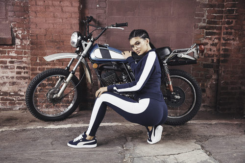 Kylie Jenner con un conjunto azul marino y blanco en la nueva colección 'Suede Forever Fresh' de Puma