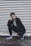 Kylie Jenner con un conjunto y sneaker en la nueva colección 'Suede Forever Fresh' de Puma