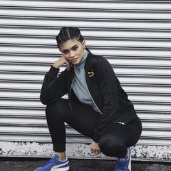 Kylie Jenner con un conjunto y sneaker en la nueva colección 'Suede Forever Fresh' de Puma