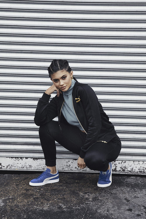 Kylie Jenner con un conjunto y sneaker en la nueva colección 'Suede Forever Fresh' de Puma