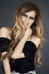 Vanesa Romero con un diseño de gafas con montura transparente en la colección cápsula para Indian