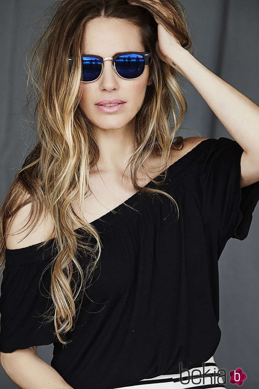 Vanesa Romero con un diseño de gafas con montura azul en la colección cápsula para Indian