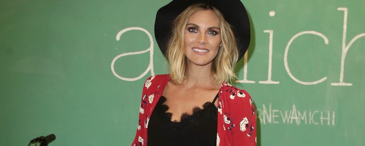 Amaia Salamanca con un top de encaje negro y una capa print floral