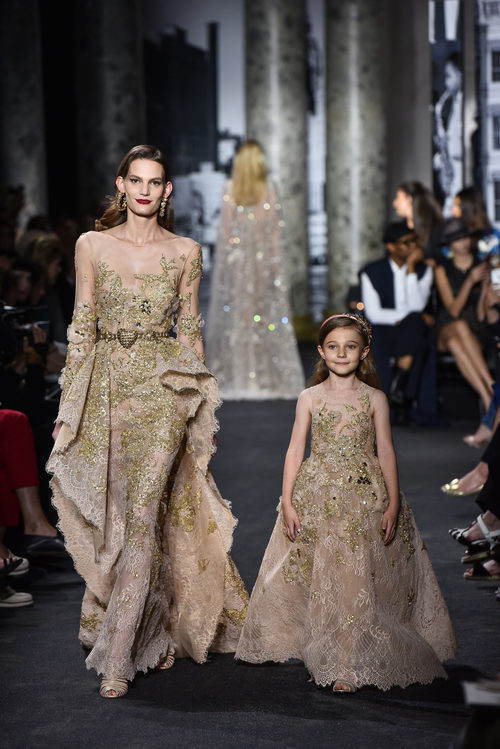 Modelos adulto e infantil con el mismo diseño durante el desfile del diseñador Elie Saab