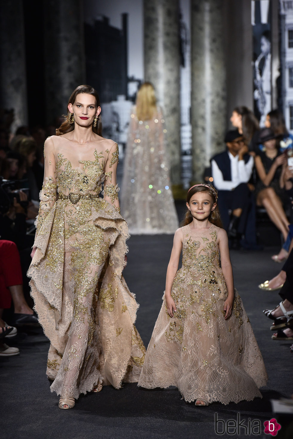 Modelos adulto e infantil con el mismo diseño durante el desfile del diseñador Elie Saab
